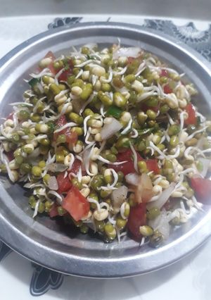 मूंग स्प्राउट्स चाट (Moong sprouts chaat recipe in hindi) रेसिपी मुख्य फोटो
