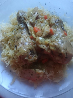 Una foto de Pollo con salsa de curry y fideos