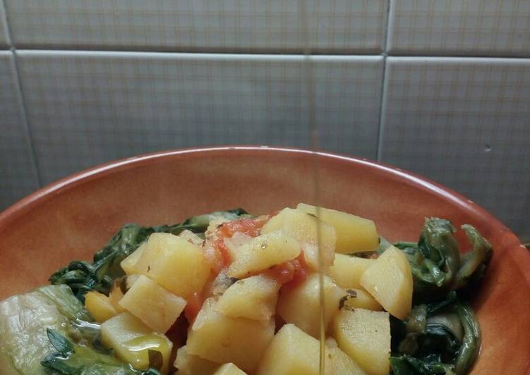 Un piatto povero della tradizione contadina - patate e cicoria