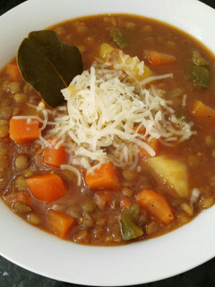Foto principal de Sopa de lenteja con queso fresco