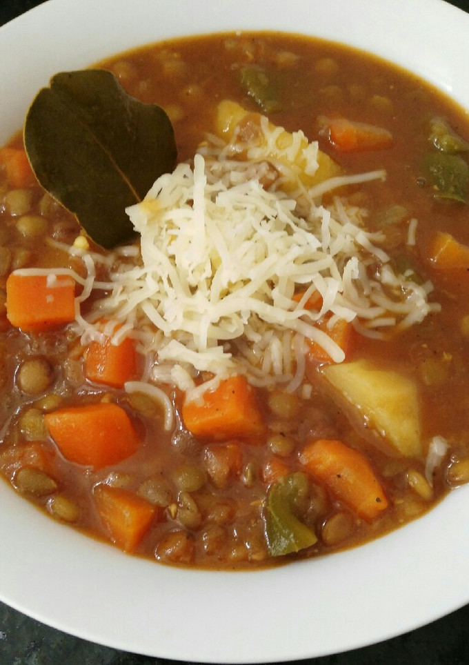 Una foto de Sopa de lenteja con queso fresco