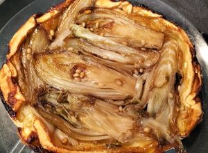 Une photo de Tarte tatin d'endives aux pignons de pin