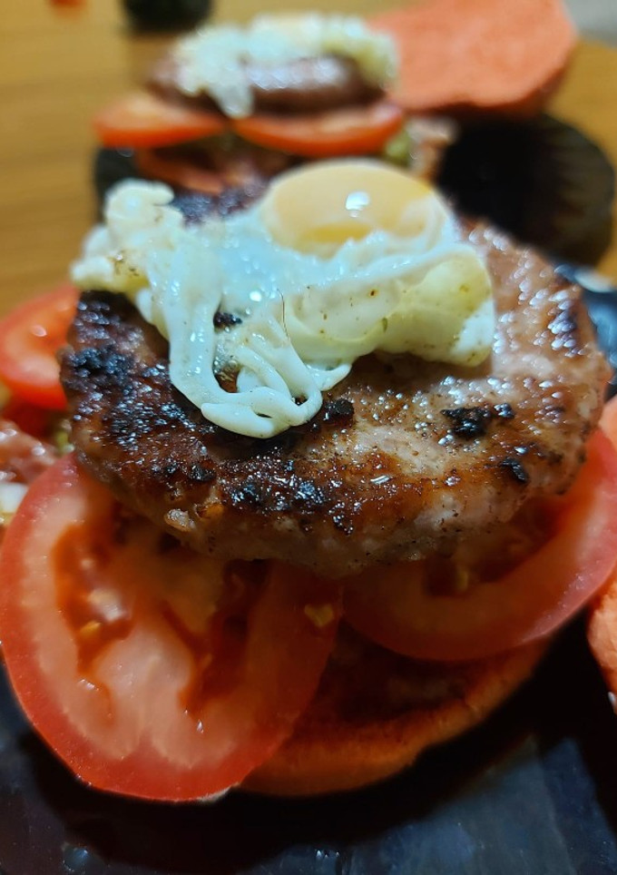 Una foto de Hamburguesa casera con pan de ketchup heinz