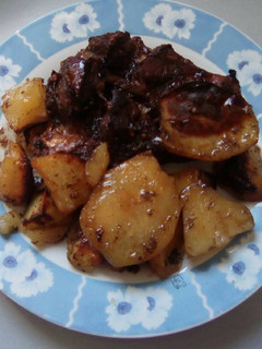 Una foto de Galtas al horno con patatas