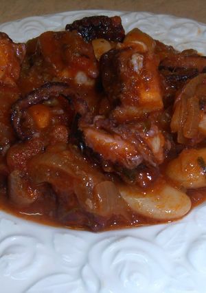 Φωτογραφία της συνταγής Χταπόδι κοκκινιστό με γίγαντες και καραμελωμένα κρεμμύδια