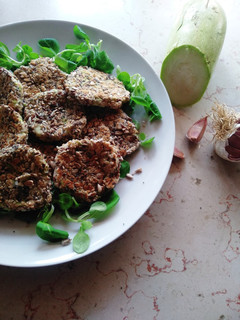 Foto di Mini burger ai fagioli cannellini e zucchine panati ai semi