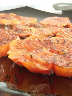 Una foto de Tomate Corazón de Buey a la Plancha con Sal Mediterránea D'es Trenc a las Hierbas Provenzales