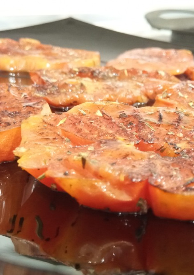 Una foto de Tomate Corazón de Buey a la Plancha con Sal Mediterránea D'es Trenc a las Hierbas Provenzales