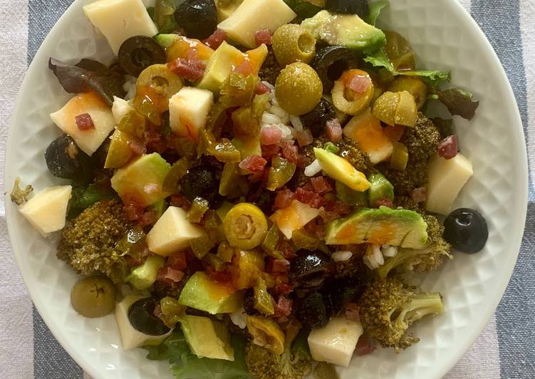 Summer salad with broccoli and jamón serrano