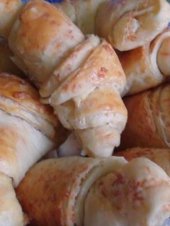 Házi hajtogatott sajtos croissant recept fotója