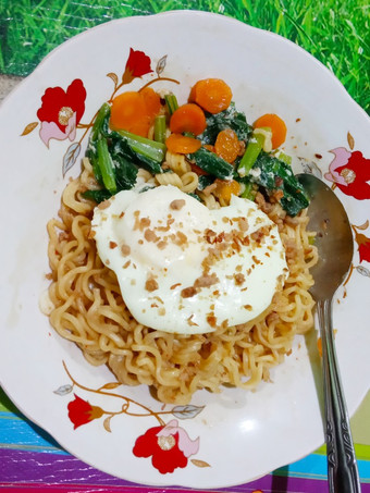 Langkah Mudah untuk Menyiapkan Mie Goreng Instan mix Telur dan Sayuran Bahan Sederhana