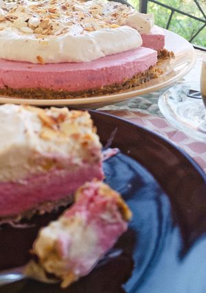 Egyszerű kávés, málnás süti recept fotója