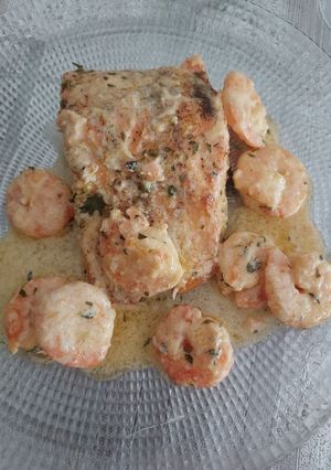 Una foto de Salmón al horno con langostinos y limón