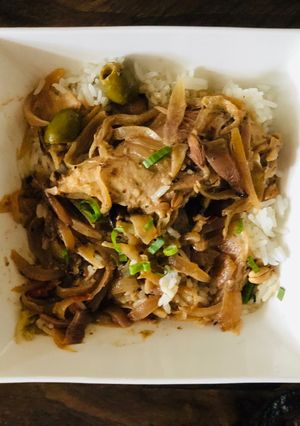 A picture of Chicken Yassa.