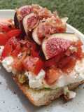Torrada de queso cottage, tomate, aguacate e higos con jamón