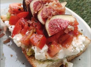 Foto principal de Torrada de queso cottage, tomate, aguacate e higos con jamón