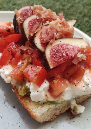Una foto de Torrada de queso cottage, tomate, aguacate e higos con jamón