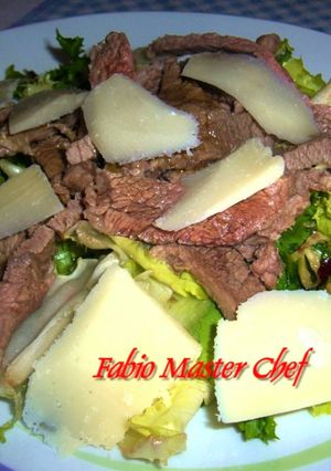 Foto di Straccetti di Vitello e Scaglie di Parmigiano su Letto di Insalata