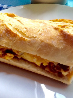 Foto principal de Bocata de tortilla francesa con chorizo