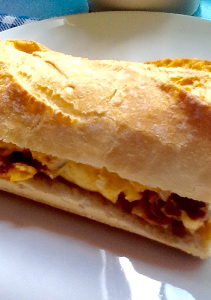 Una foto de Bocata de tortilla francesa con chorizo