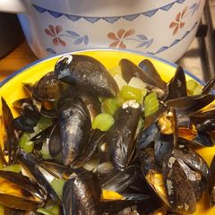 Moules mariniere. Very simple A picture of Moules mariniere. Very simple.