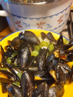 A picture of Moules mariniere. Very simple.