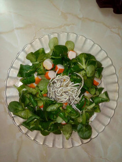 Una foto de Canonigos con gulas y palitos de cangrejo