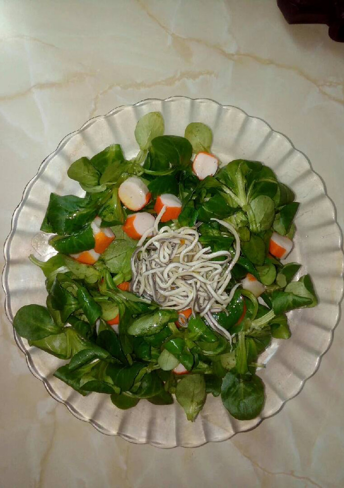Una foto de Canonigos con gulas y palitos de cangrejo