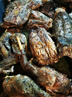 Párolt sült nyúl rozmaringgal és kakukkfűvel recept fotója