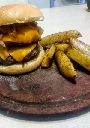 Una foto de Hamburguesa doble con cebolla caramelizada