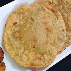 A picture of Leek Pooris.