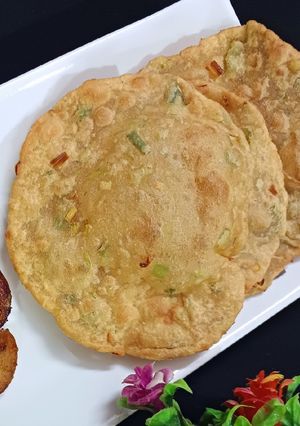 A picture of Leek Pooris.