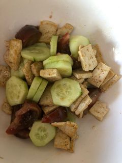 Una foto de Ensalada de pepino con Tofu y tomate