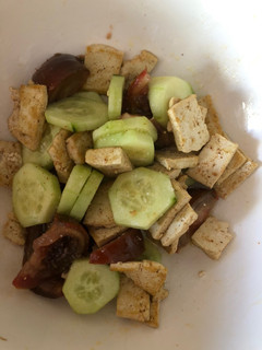 Una foto de Ensalada de pepino con Tofu y tomate