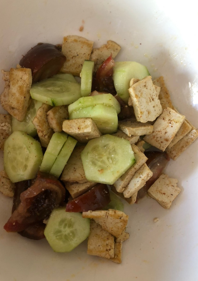 Una foto de Ensalada de pepino con Tofu y tomate