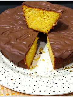 Una foto de Bizcocho esponjoso de naranja con chocolate