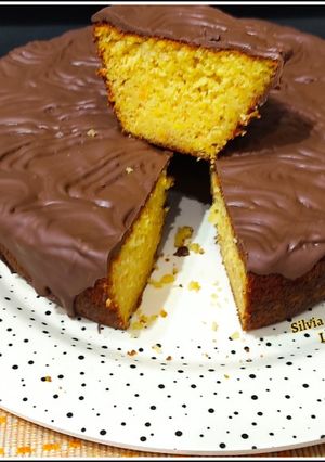 Una foto de Bizcocho esponjoso de naranja con chocolate