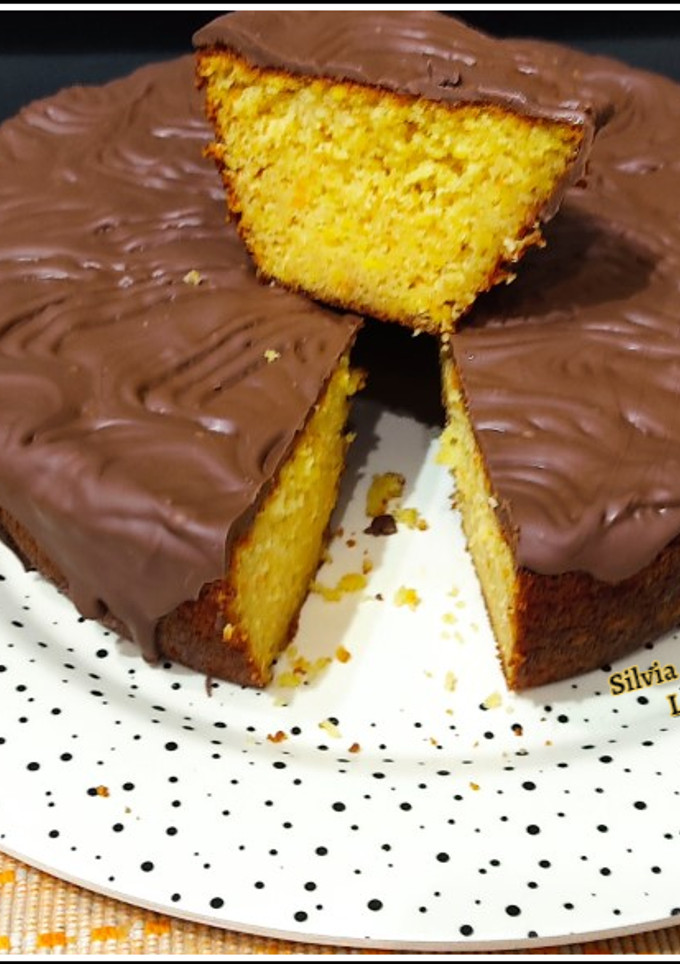 Una foto de Bizcocho esponjoso de naranja con chocolate