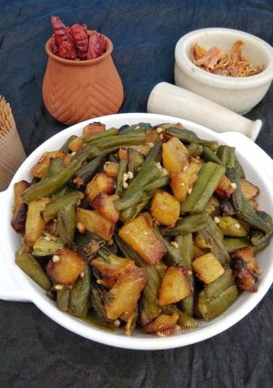 बटाटा भिंडी फ्राई (Batata bhindi fry recipe in Hindi) रेसिपी मुख्य फोटो