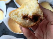 Una foto de muffins con aceite