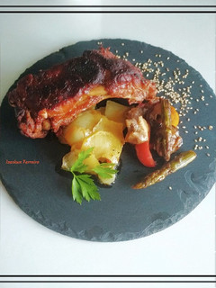 Una foto de Costillas de cerdo adobadas en olla, con verduras y patatas