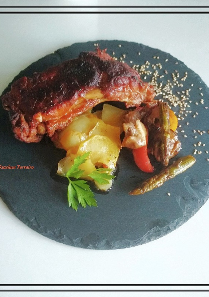 Una foto de Costillas de cerdo adobadas en olla, con verduras y patatas