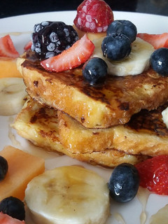 Una foto de French toast "tostadas francesas o torrejas" para el desayuno o postre frutal