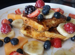 Una foto de French toast "tostadas francesas o torrejas" para el desayuno o postre frutal