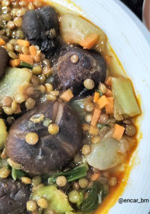 Foto principal de Lentejas de verduras hispano orientales