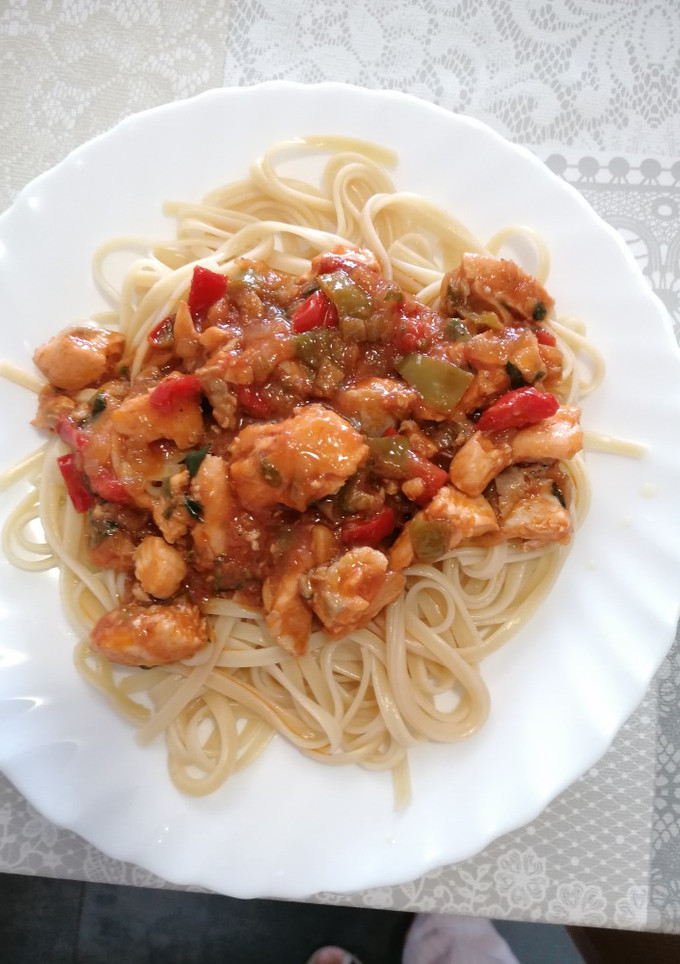 Una foto de 236. Tallarines con salmón en salsa de tomate al ajo y perejil