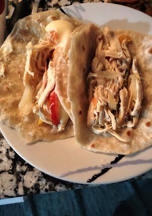 Una foto de Fajitas de pollo con salsa de queso