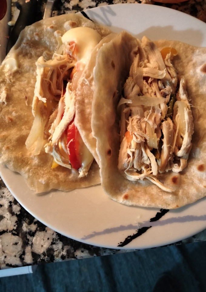 Una foto de Fajitas de pollo con salsa de queso