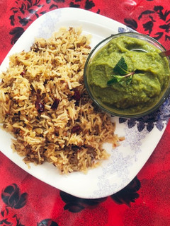 हरे मास की खिचड़ी और पुदीने की चटनी रेसिपी मुख्य फोटो