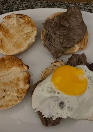 Una foto de Pan con huevo y carne